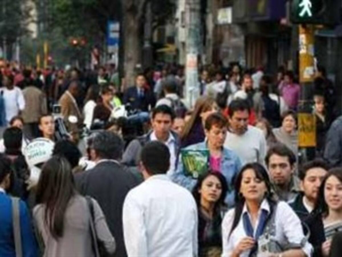 Colombianos respaldan al Gobierno en relaciones internacionales, ven mejora en generación de empleo y lo desaprueban en inseguridad