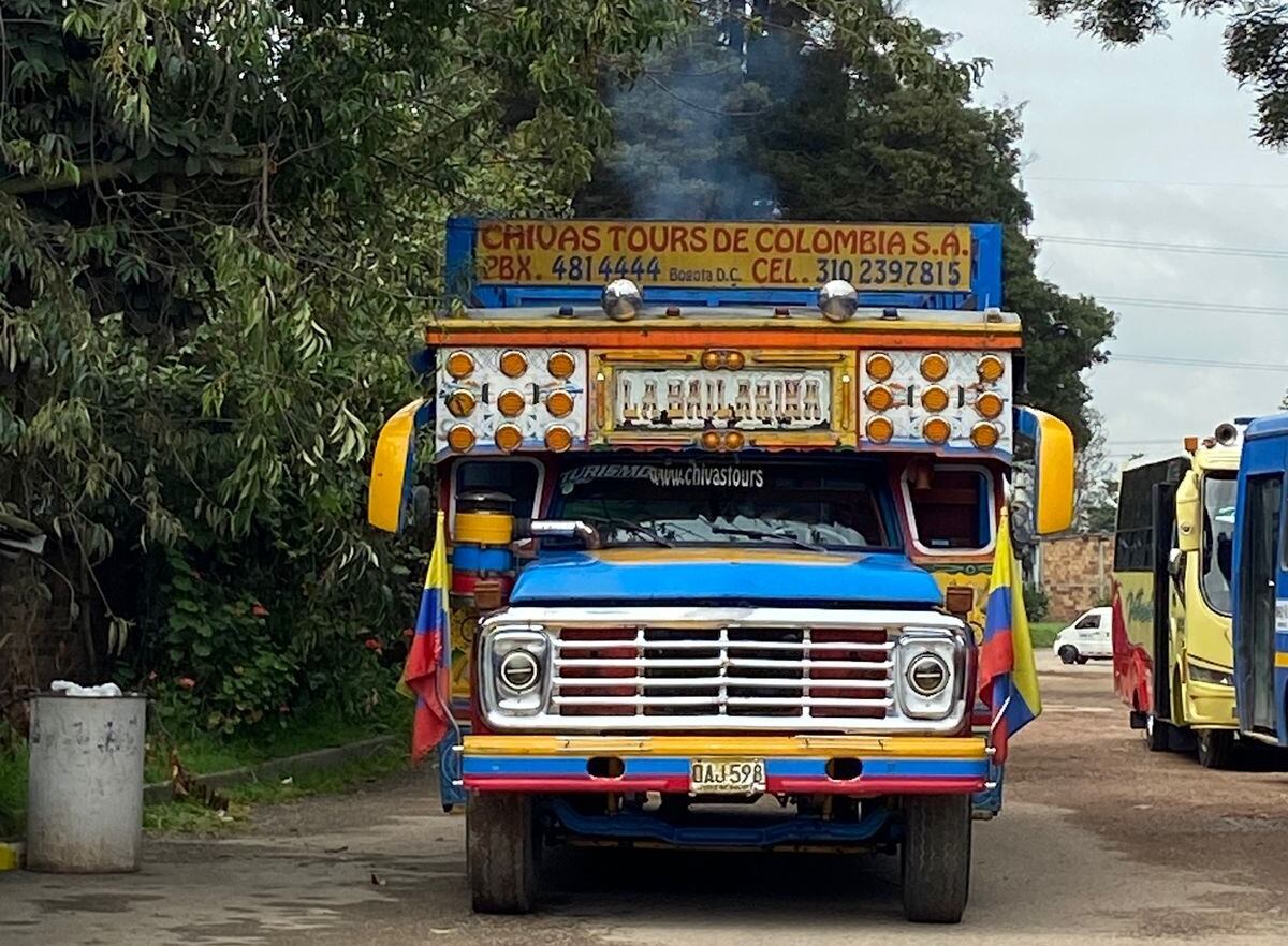 Secretaría de Ambiente le pone la lupa a las ‘chivas rumberas’ en Bogotá: está realizando controles