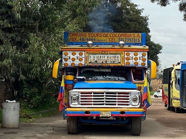 Secretaría de Ambiente le pone la lupa a las ‘chivas rumberas’ en Bogotá: está realizando controles