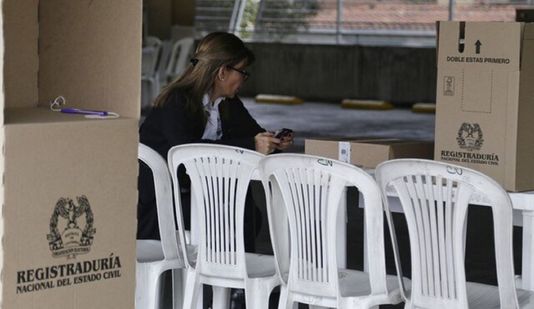 Mujer fue inhabilitada para ser jurado de votación por llegar con su hijo