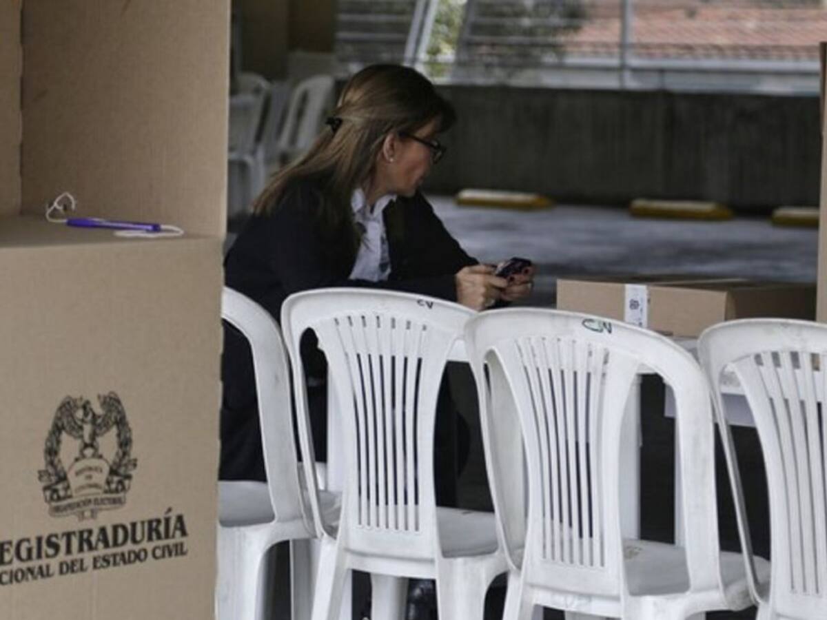 Mujer fue inhabilitada para ser jurado de votación por llegar con su hijo