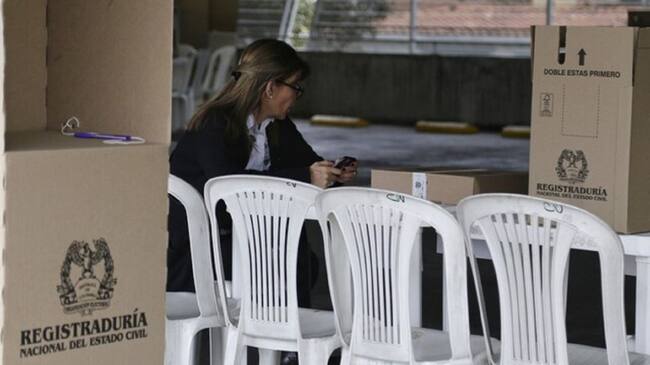 Mujer fue inhabilitada para ser jurado de votación por llegar con su hijo