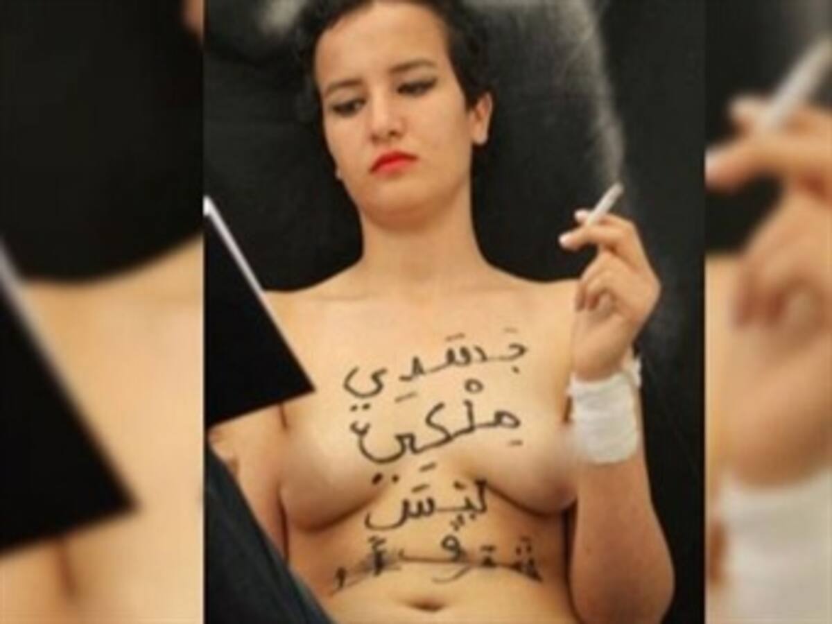 Joven podría morir lapidada por mostrar sus senos