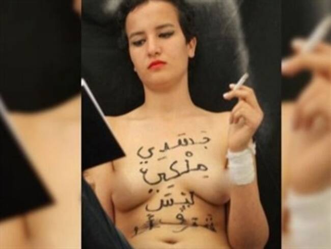 Joven podría morir lapidada por mostrar sus senos