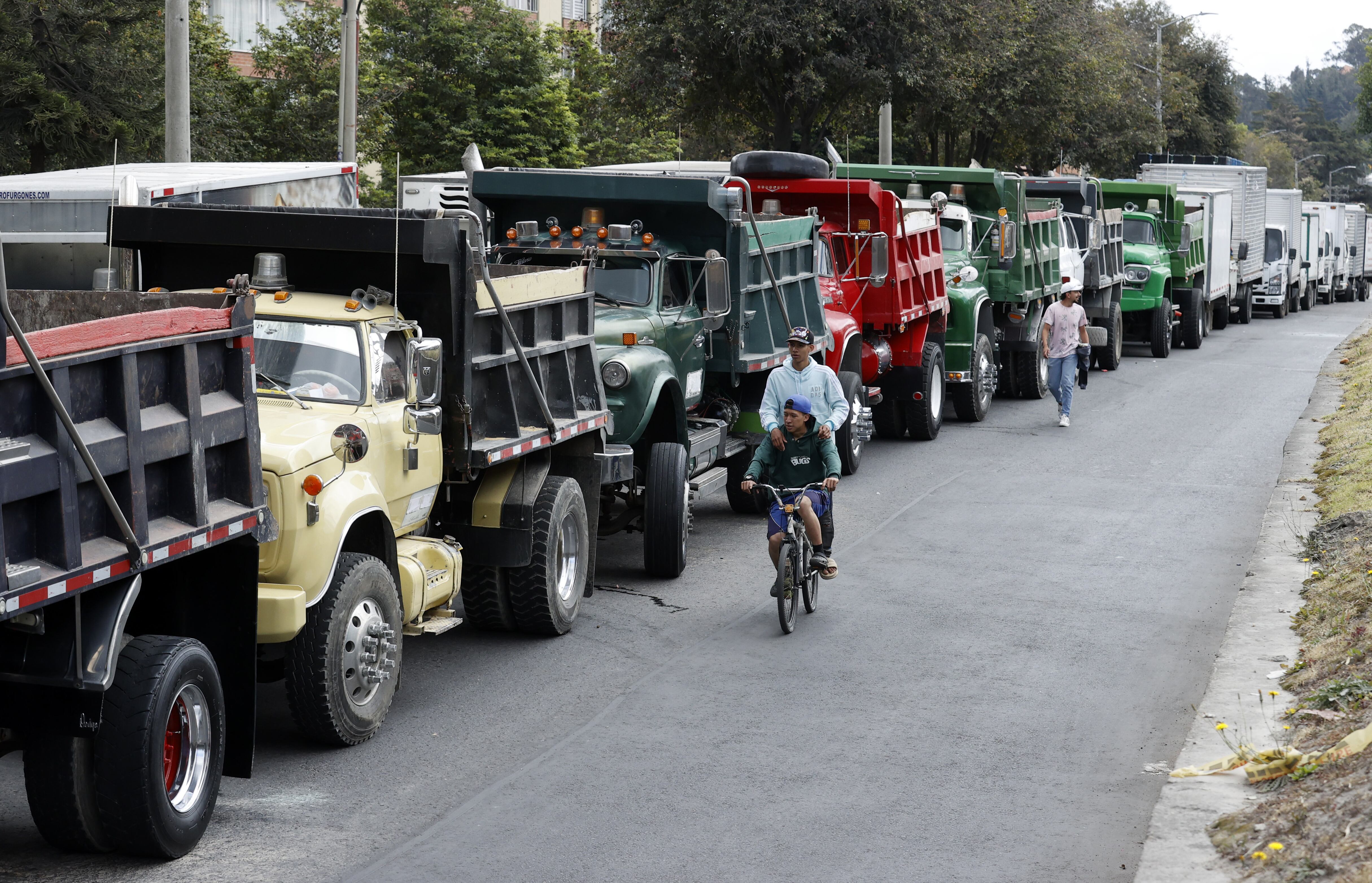 COL500. BOGOTÁ. (COLOMBIA), 05/09/2024.- Camiones bloquean una calle durante una protesta de transportadores debido al incremento en el precio del diésel, este jueves en Bogotá (Colombia).