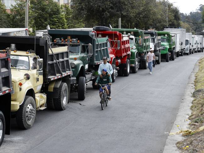 COL500. BOGOTÁ. (COLOMBIA), 05/09/2024.- Camiones bloquean una calle durante una protesta de transportadores debido al incremento en el precio del diésel, este jueves en Bogotá (Colombia).