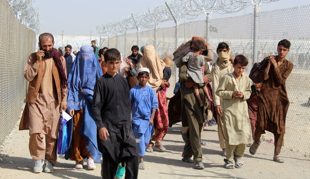 Afganos evacuando el país en el aeropuerto de Kabul