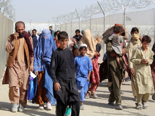 Afganos evacuando el país en el aeropuerto de Kabul