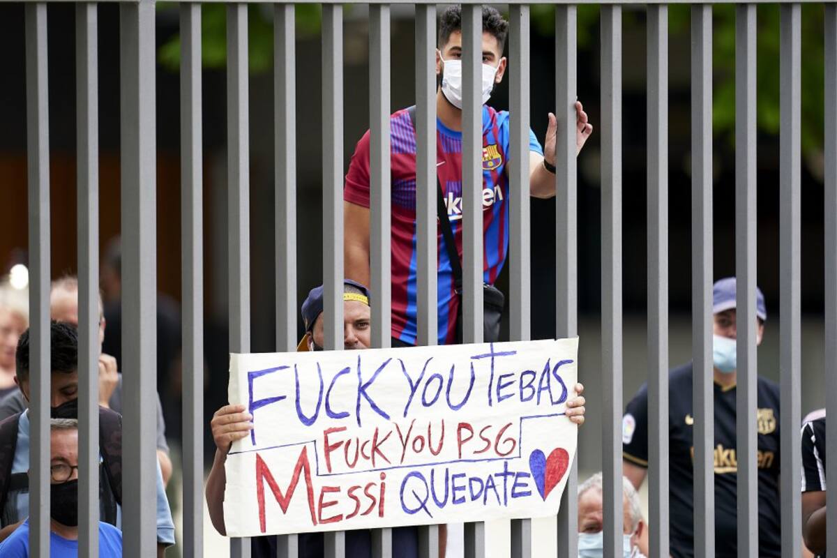 Seguidores del Barcelona a las afueras del evento de despedida de Messi