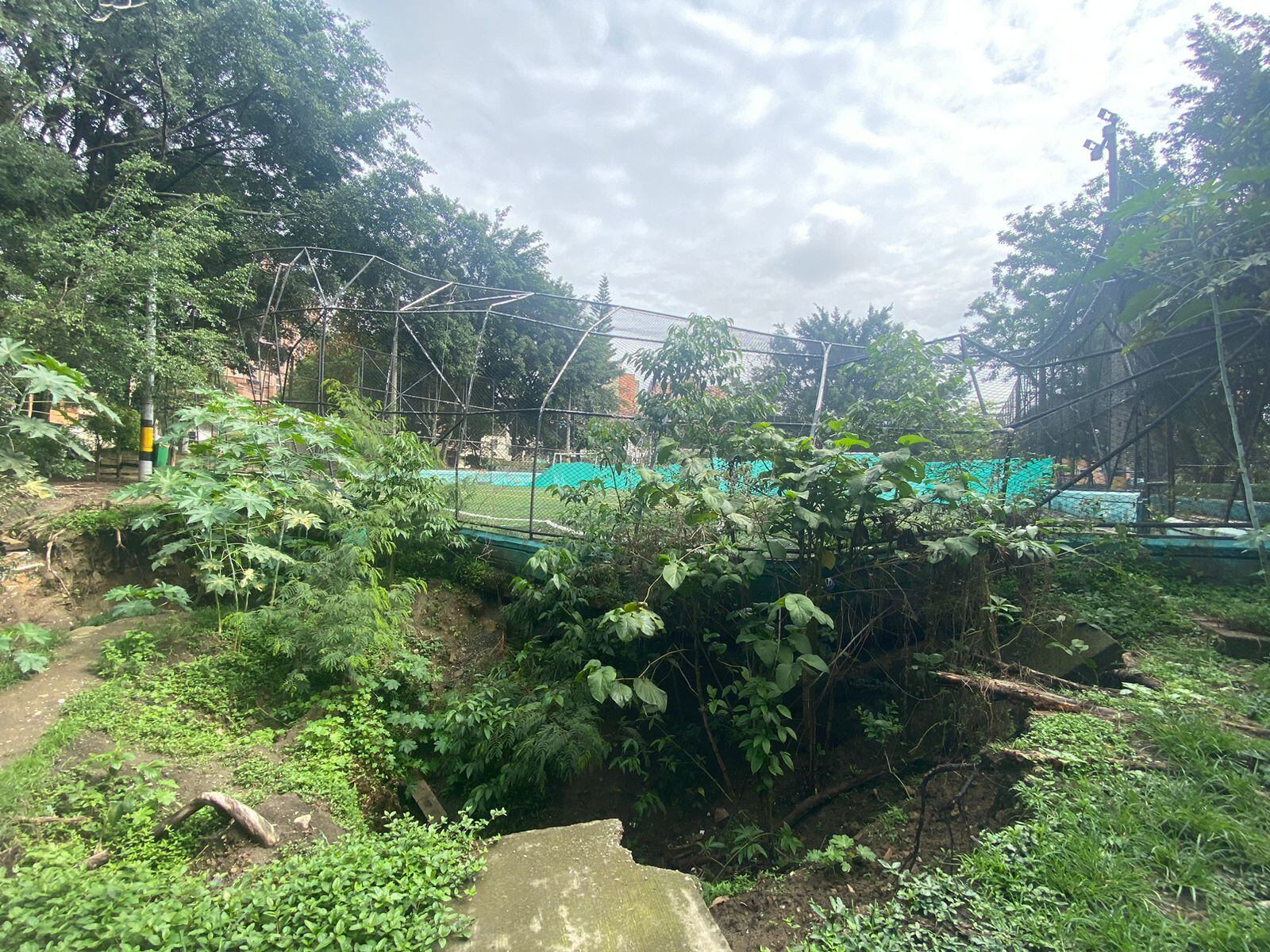 Hueco en la cancha de la unidad deportiva Barrio Cristóbal