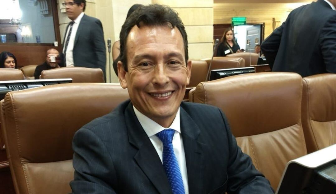 El reconocido abogado Jaime Lombana denunció un presunto caso de corrupción que salpica a tres congresistas de la República, uno de ellos es Juan Carlos Reinales, de Risaralda.