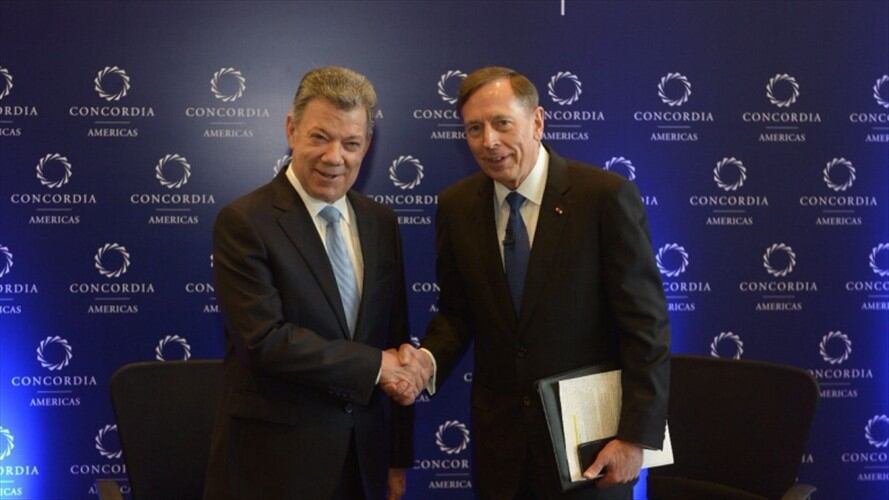 Juan Manuel Santos y David Petraeus, exdirector de la CIA. Foto: Twitter @JuanManSantos