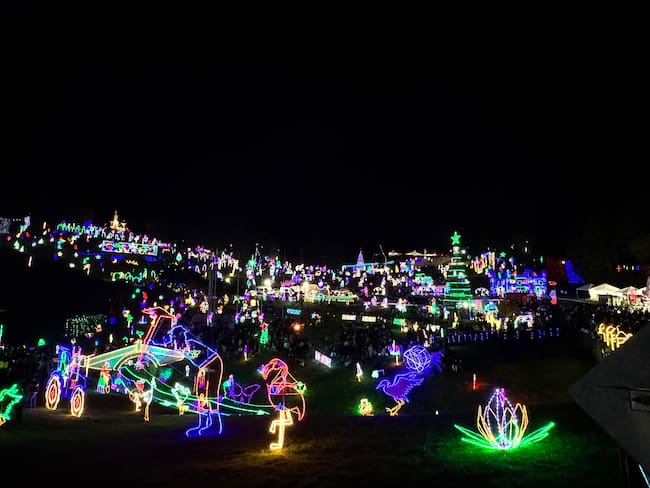 Así luce el Puente de Boyacá con su iluminación que rinde homenaje al campo. Foto | Caracol Radio