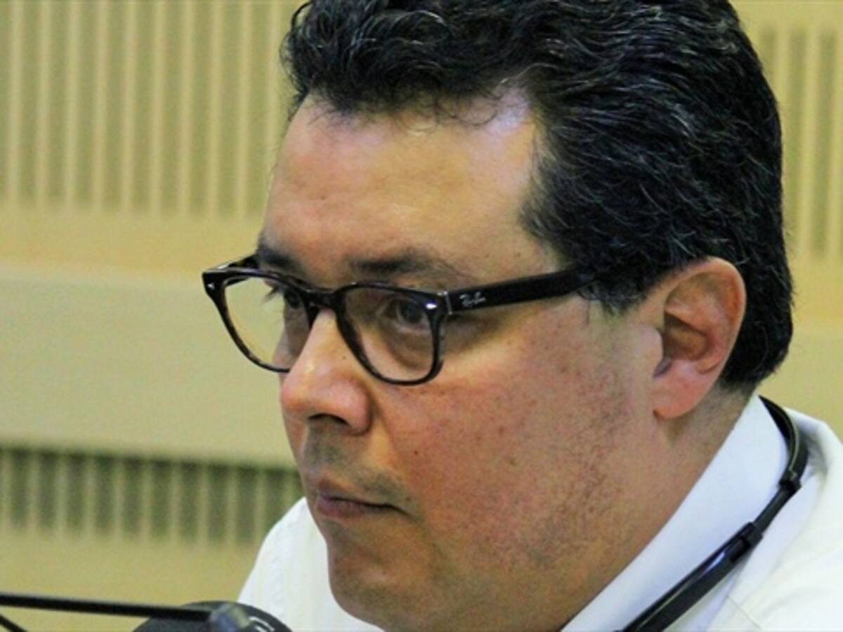 El viaje de los militares pudo golpear la imagen de Santos: Viveros