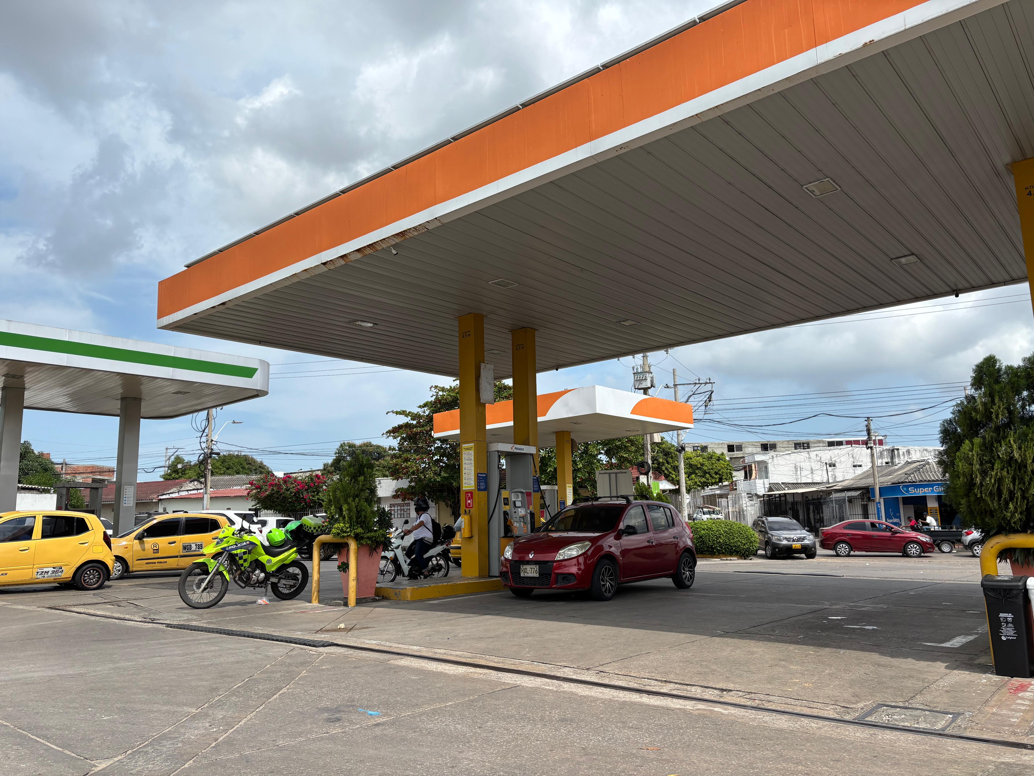 Gobierno anuncia reducción de $500 en el precio de la gasolina y congela el diésel // Caracol Radio