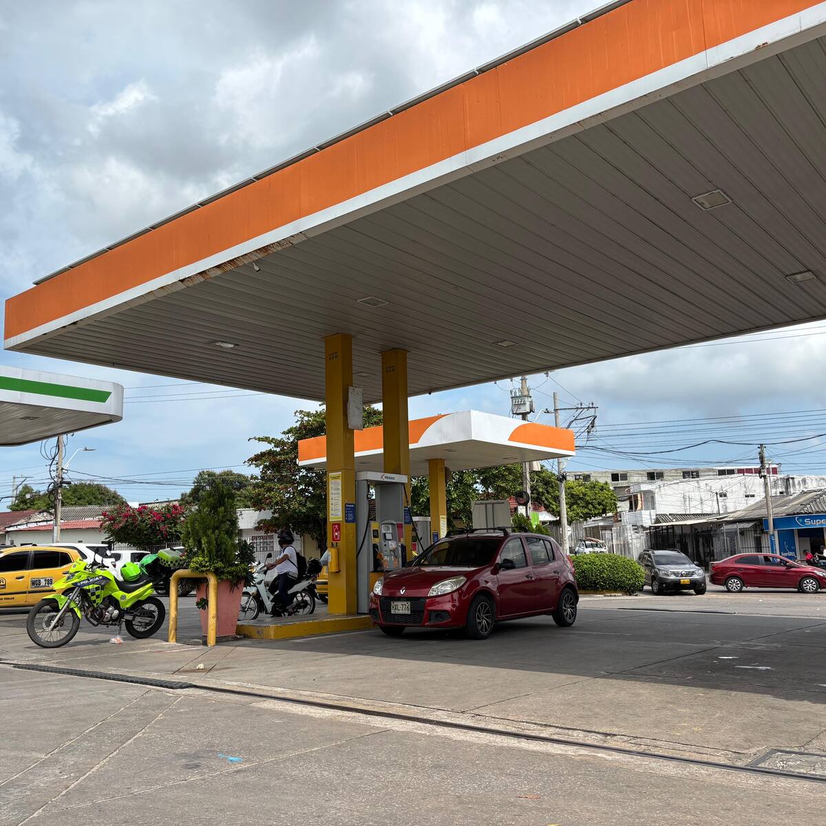 Gobierno anuncia reducción de $500 en el precio de la gasolina y congela el diésel