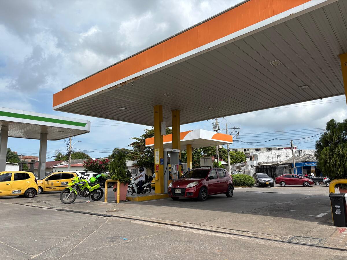 Gobierno anuncia reducción de $500 en el precio de la gasolina y congela el diésel