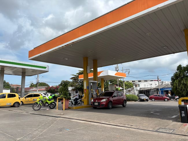 Gobierno anuncia reducción de $500 en el precio de la gasolina y congela el diésel // Caracol Radio