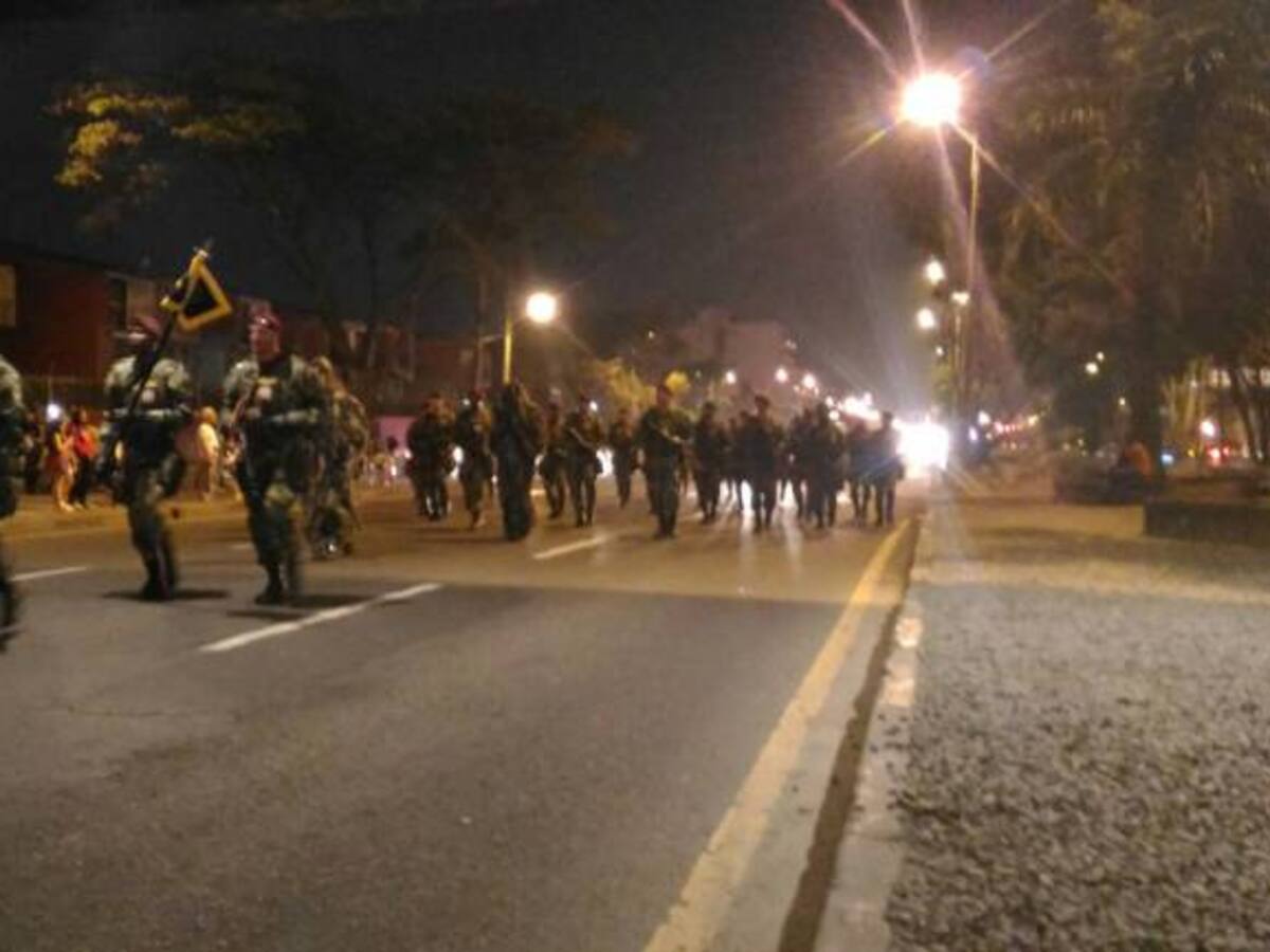 Hoy desfile militar en la autopista Sur