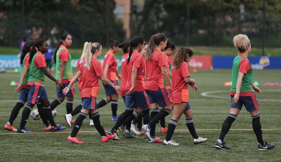 Las jugadoras de la Selección Colombia femenina durante una concentración en Bogotá.