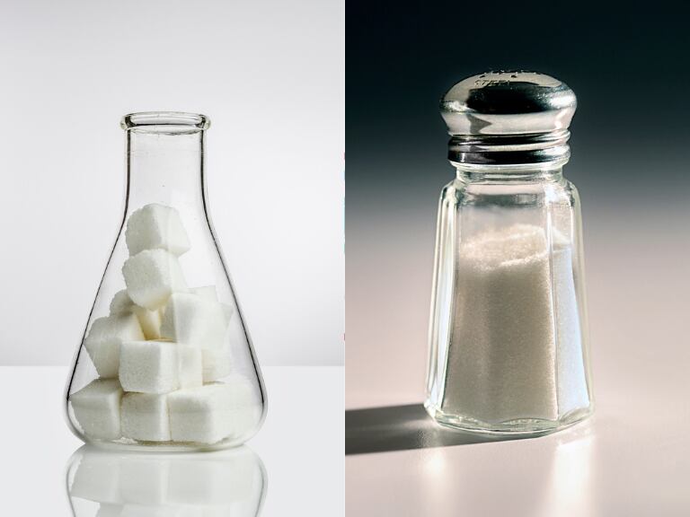 Azúcar y edulcorante en recipientes // Getty Images