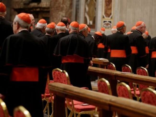 Los cardenales vuelven a reunirse tras fijar el comienzo del cónclave