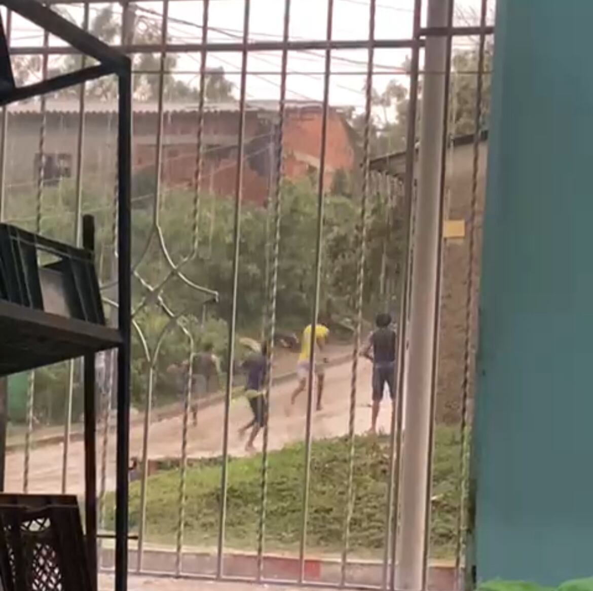 Jovenes enfrentandonse bajo la lluvia. Cortesía