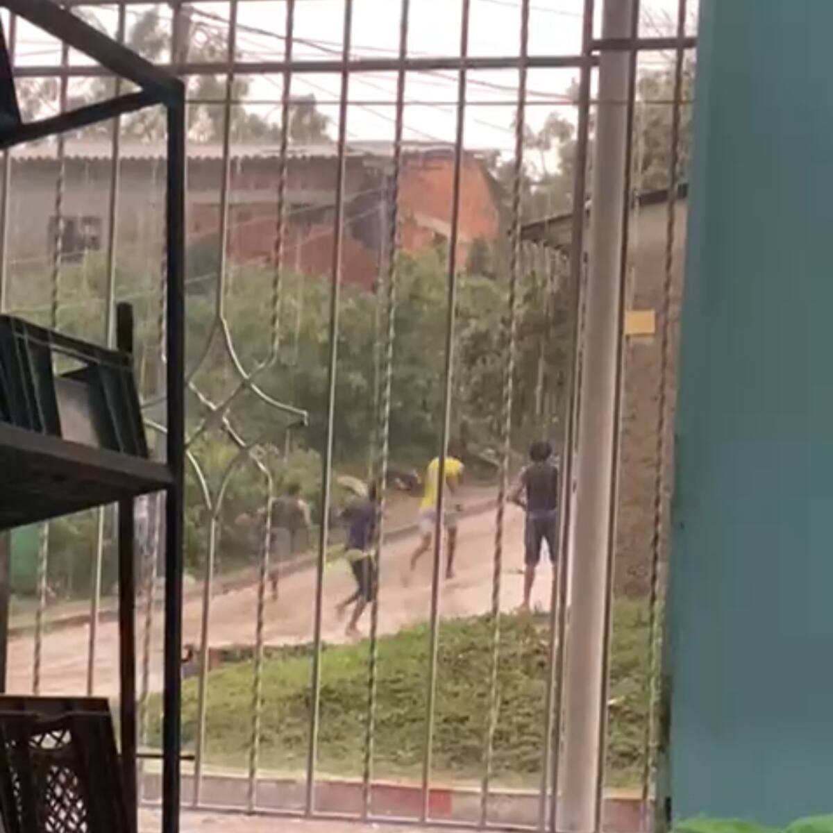 Muere menor de 15 años en batalla campal bajo la lluvia