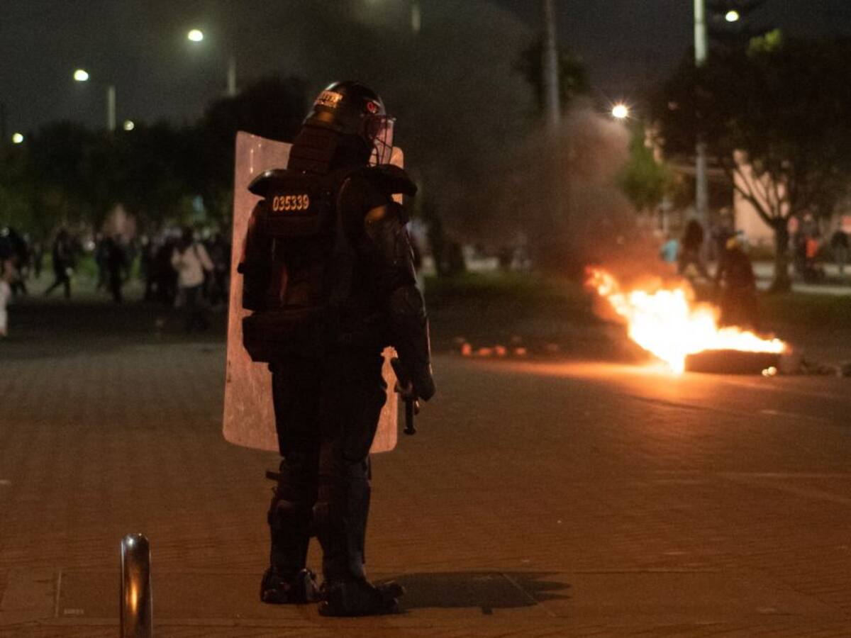 Fuertes disturbios en Bogotá dejan seis heridos y un CAI vandalizado