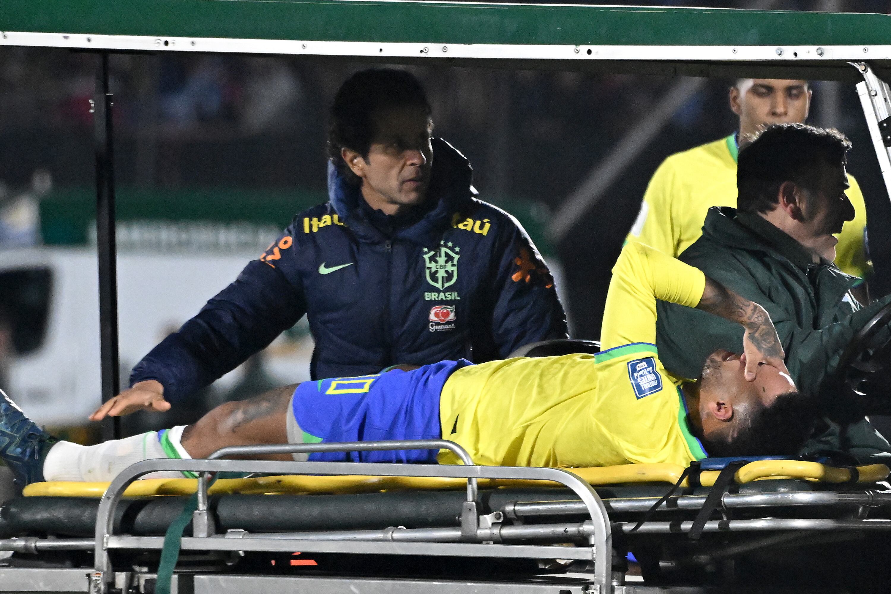 Neymar Jr saliendo del terreno de juego en camilla por una lesíon en su rodilla izquierda (Photo by Guillermo Legaria/Getty Images)