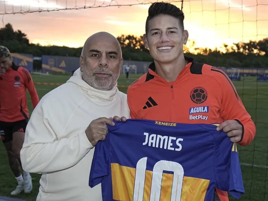 James Rodríguez posa con la camiseta de Boca Juniors junto a Mauricio 'Chicho' Serna / Twitter: @BocaJrsOficial.