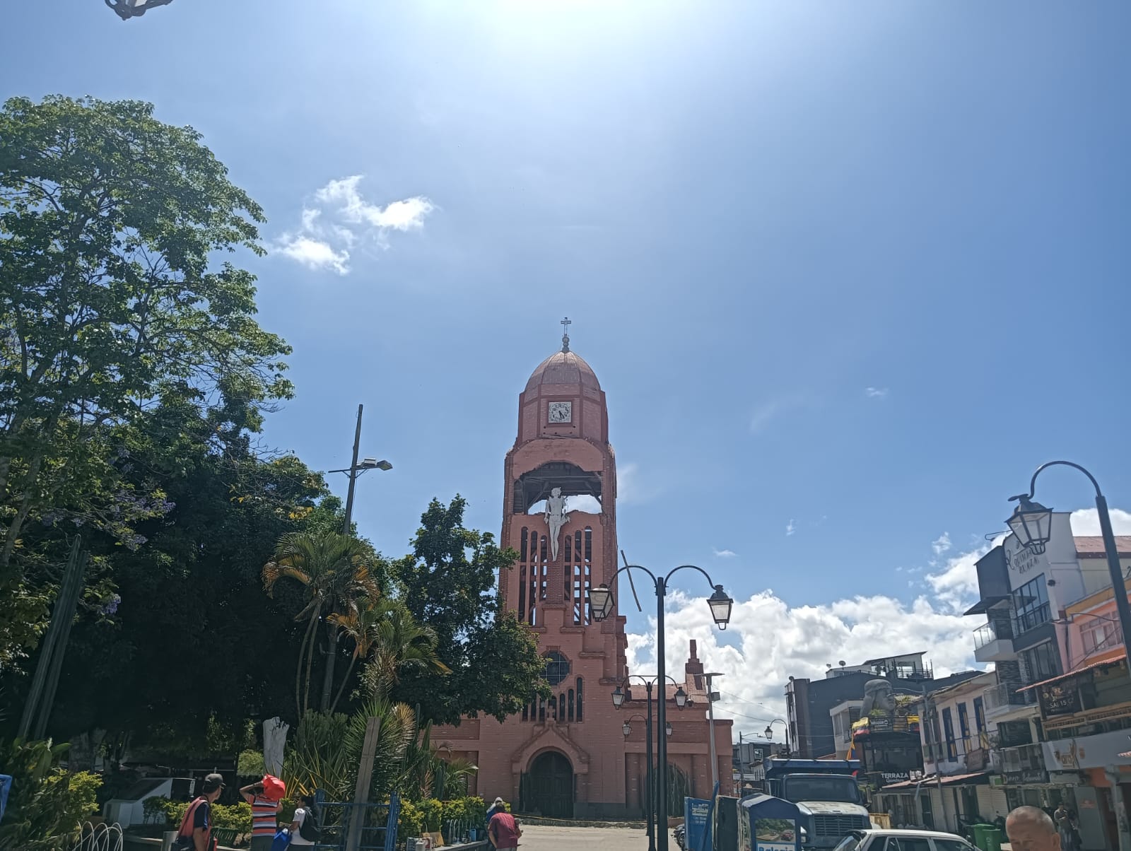 Días de sol en el Quindío, al fondo la basílica menor, Jesús, María y José de Quimbaya con las marcas del terremoto. Foto: Adrián Trejos