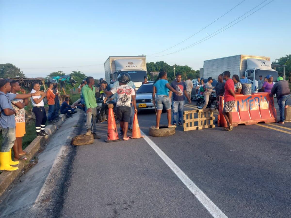 Habitantes del corregimiento Arroyo de Piedra bloquearon vía al Mar
