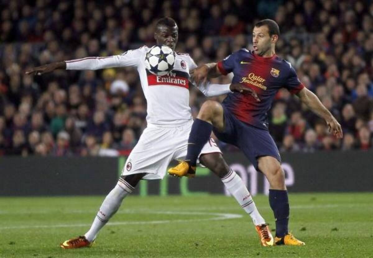 Javier Mascherano (d) pelea un balón con el delantero del AC Milan M'Baye Niang