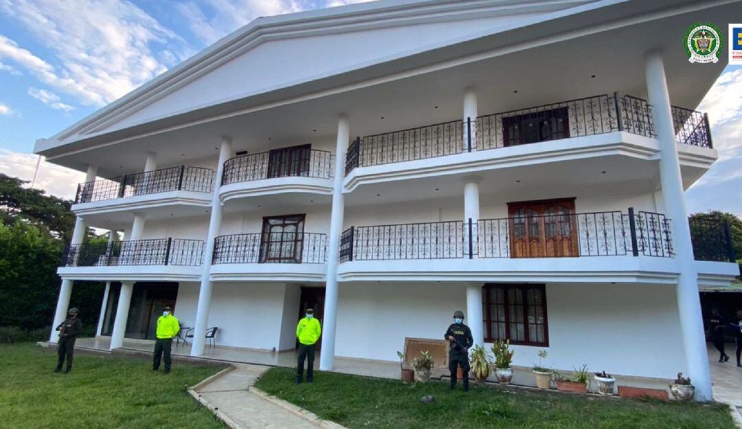 Uno de los inmuebles que llama la atención es un apartamento ubicado en el nororiente de Bogotá, avaluado en más de 25.000 millones de pesos.