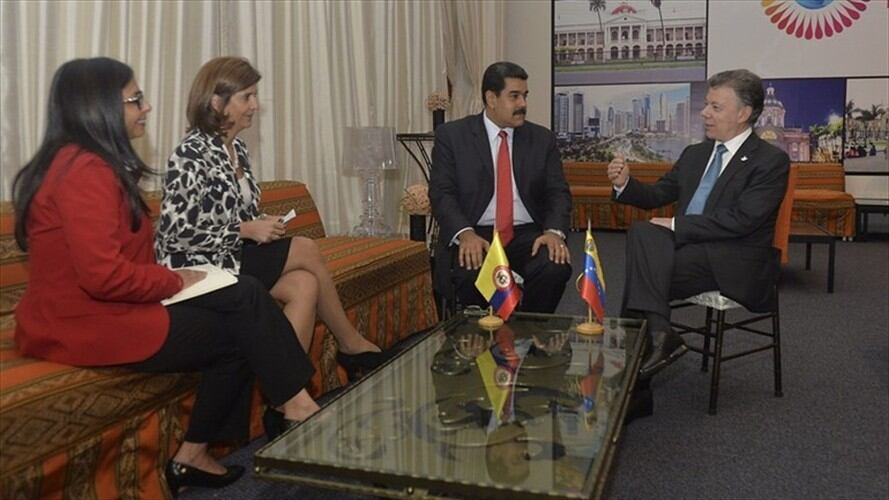 Juan Manuel Santos, presidente de Colombia y Nicolás Maduro, presidente de Venezuela, se reúnen con las cancilleres María Ángela Holguín y Delcy Rodríguez. Foto: Colprensa