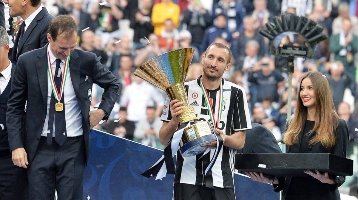 Giorgio Chiellini con el trofeo de la Serie A junto al DT Massimiliano Allegri.