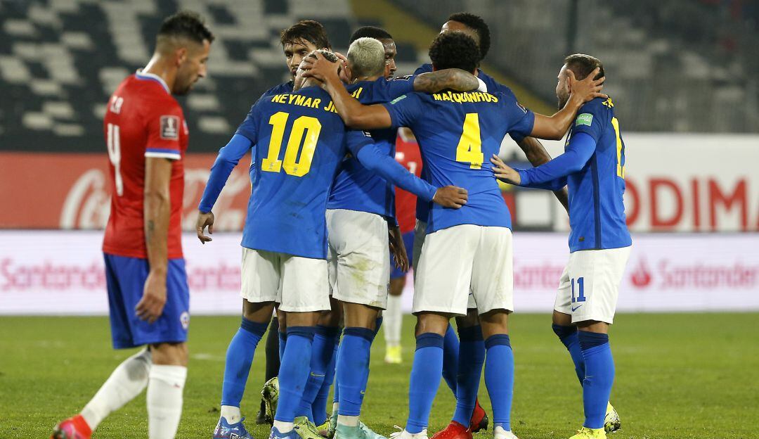 Los jugadores de Brasil festejan el único gol del partido.