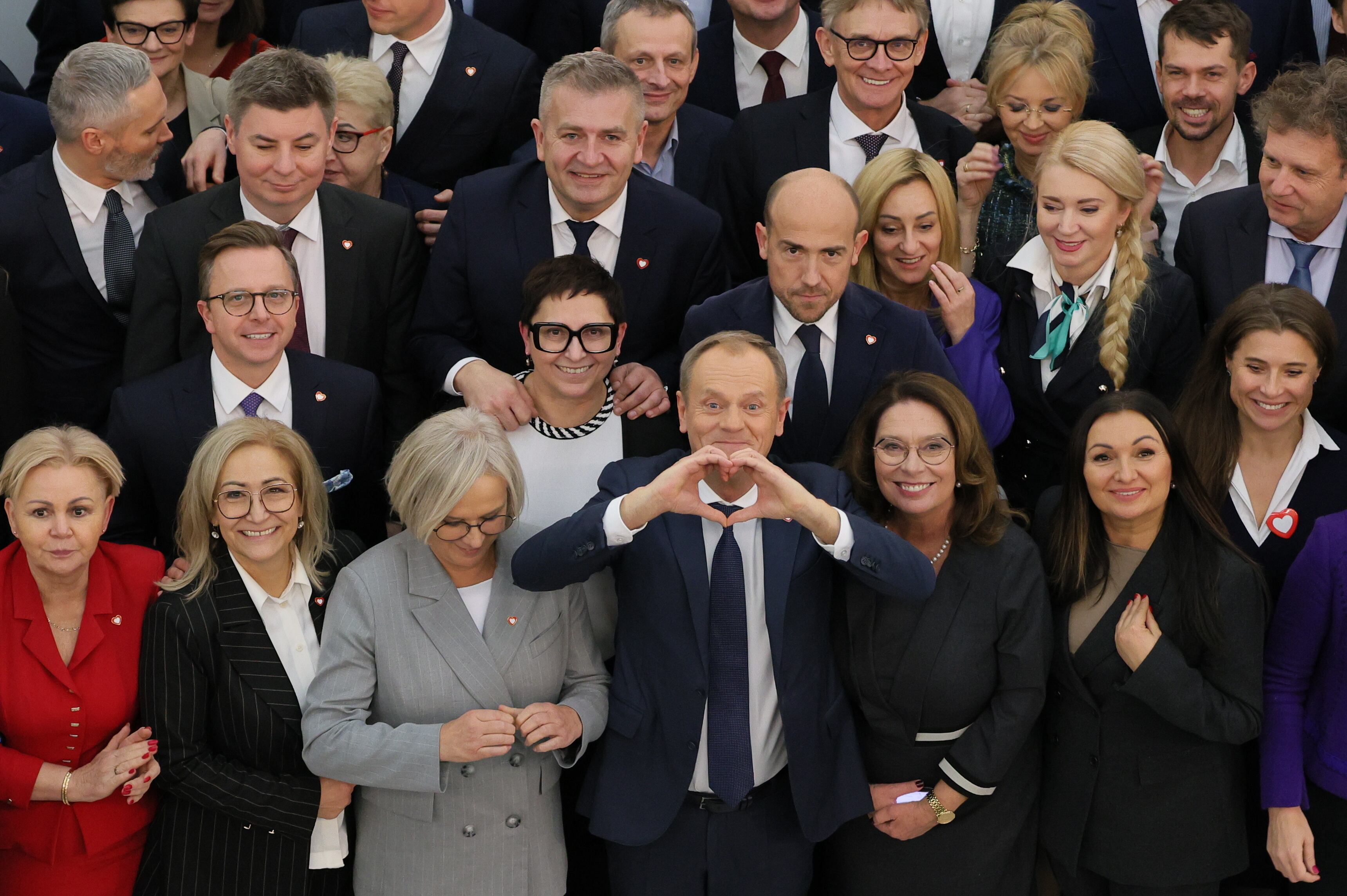 Warsaw (Poland), 11/12/2023.- Civic Platform party leader Donald Tusk (C) forms a heart with his hands as he poses with members of Civic Coalition (KO) for a group photo at the Sejm, the lower house of parliament, in Warsaw, Poland, 11 December 2023, after Tusk was elected prime minister by the lower house of parliament. (Polonia, Varsovia) EFE/EPA/Rafal Guz POLAND OUT