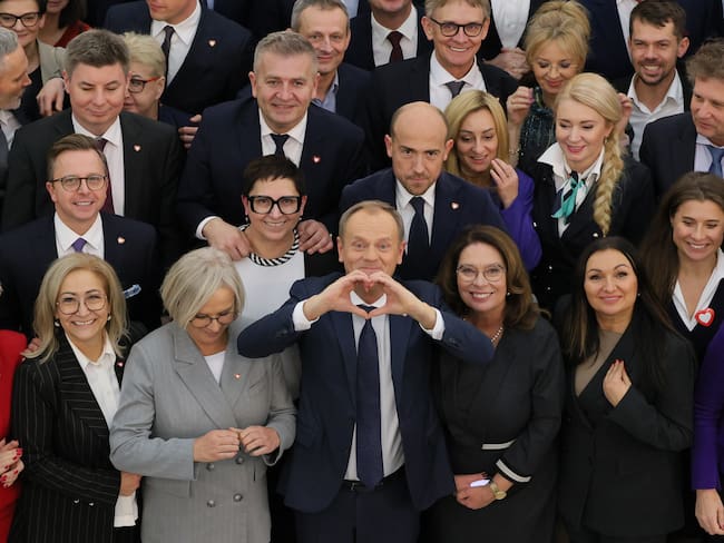 Warsaw (Poland), 11/12/2023.- Civic Platform party leader Donald Tusk (C) forms a heart with his hands as he poses with members of Civic Coalition (KO) for a group photo at the Sejm, the lower house of parliament, in Warsaw, Poland, 11 December 2023, after Tusk was elected prime minister by the lower house of parliament. (Polonia, Varsovia) EFE/EPA/Rafal Guz POLAND OUT