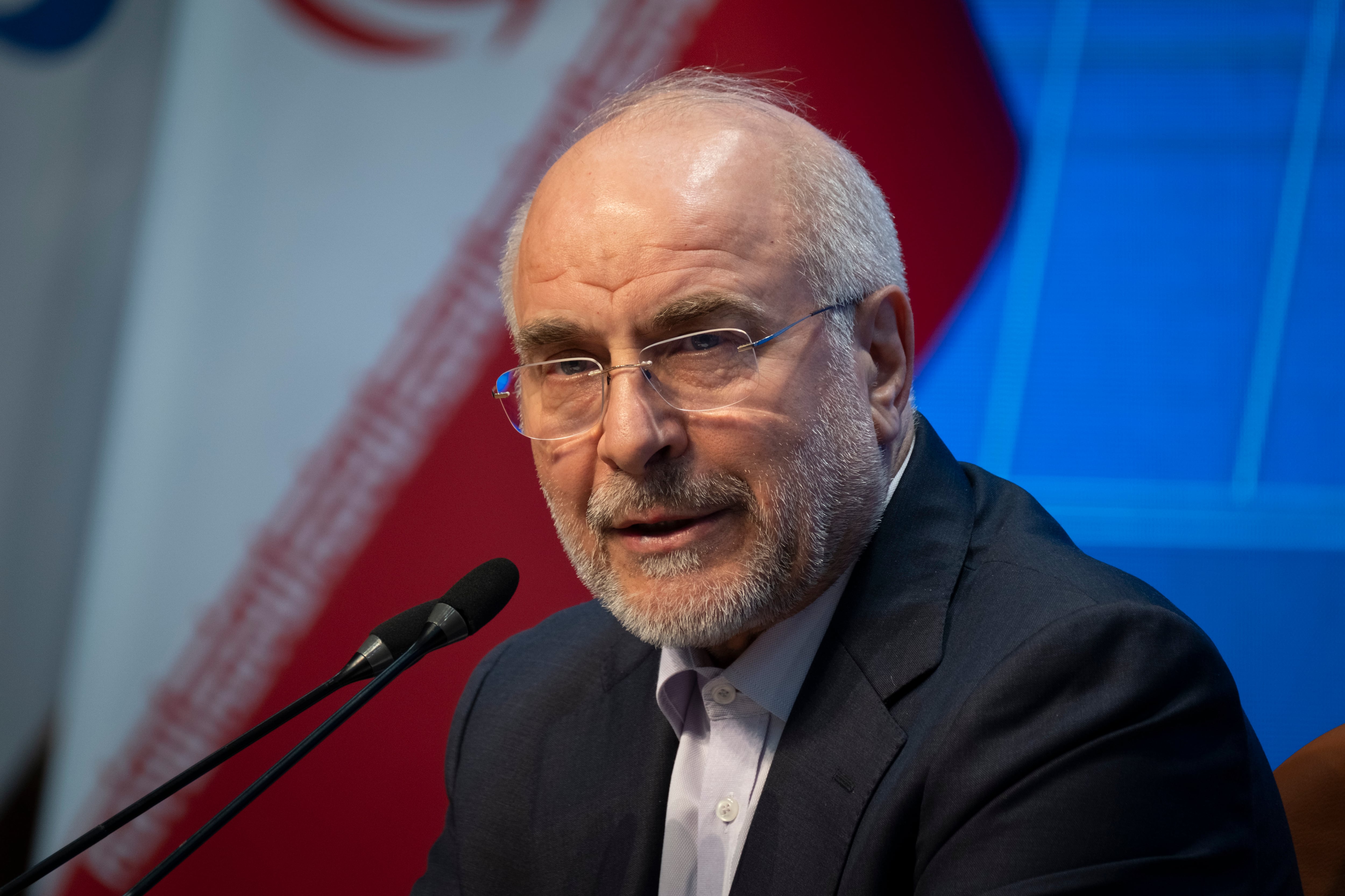 Foto del presidente del parlamento de Irán, Mohammad Bagher en una conferencia de prensa Teherán, Iran (Photo by Morteza Nikoubazl/NurPhoto via Getty Images)
