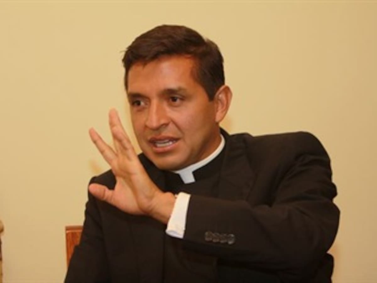 Piden al ‘padre Chucho’ solicitar permisos para usar espacio público