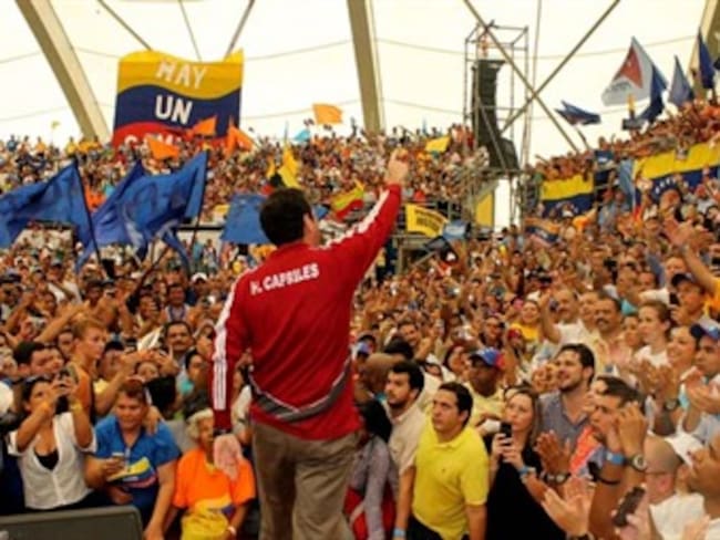 Denuncian amenazas de destitución a quienes apoyen manifestación de Capriles ante el CNE
