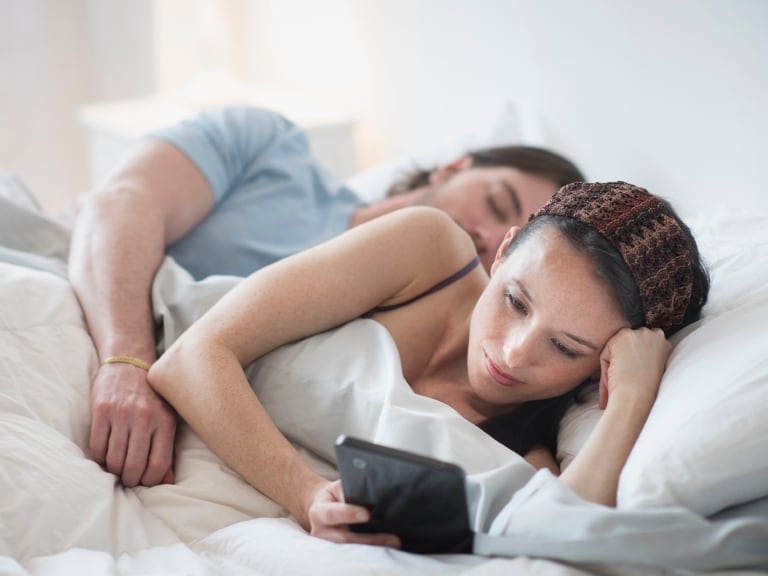 Pareja acurrucada, foto de referencia // Getty Images