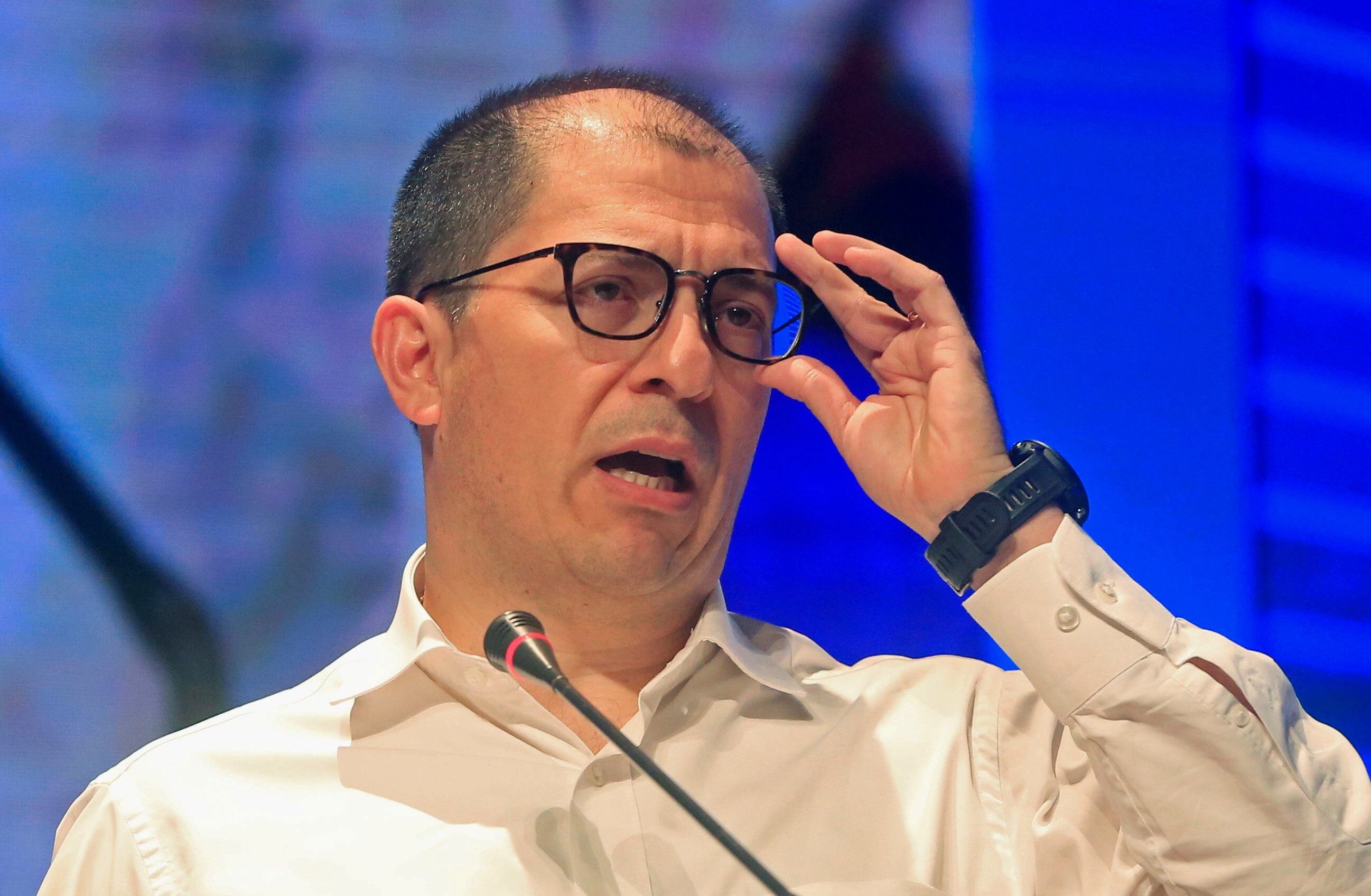 CTG008. CARTAGENA (COLOMBIA), 17/08/2023.- El fiscal general de Colombia, Francisco Barbosa habla hoy durante su intervención en el 8 Congreso Empresarial Colombiano en Cartagena de Indias (Colombia). La Fiscalía colombiana anunció este jueves que imputará cargos a decenas de personas, entre ellos 33 funcionarios y exfuncionarios de la Agencia Nacional de Infraestructura (ANI) y el magnate brasileño Marcelo Odebrecht, por presuntas irregularidades en un contrato con la empresa brasileña Odebrecht. EFE/Ricardo Maldonado Rozo