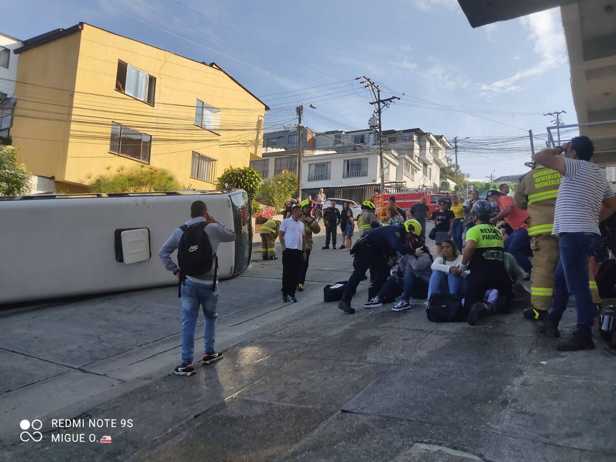 17 personas lesionadas en volcamiento de bus de servicio público