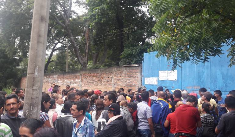 Venezolanos en proceso de atención en el Colegio Inem. 