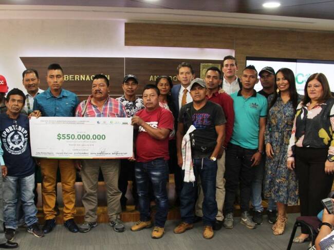 Antioquia hace primer pago a indígenas por cuidar bosques
