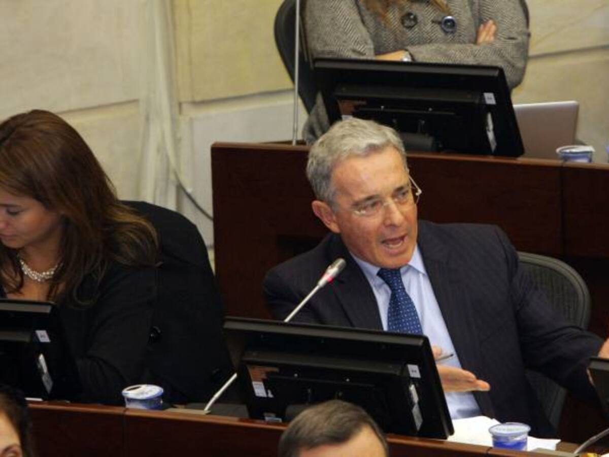 Cese Bilateral iguala FF.MM. con el terrorismo: Uribe