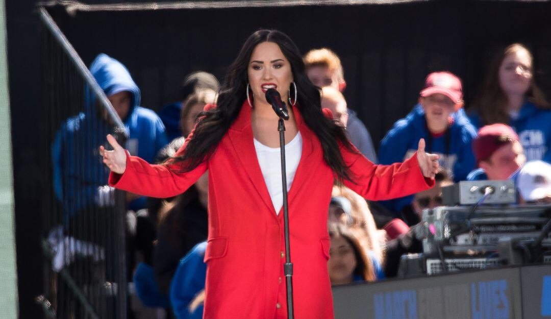 Demi Lovato y el actor Max Ehrich anuncian su compromiso